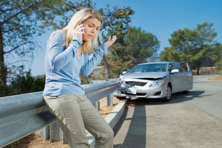 kobieta dzwoniąca po pomoc w wypadku samochodowym